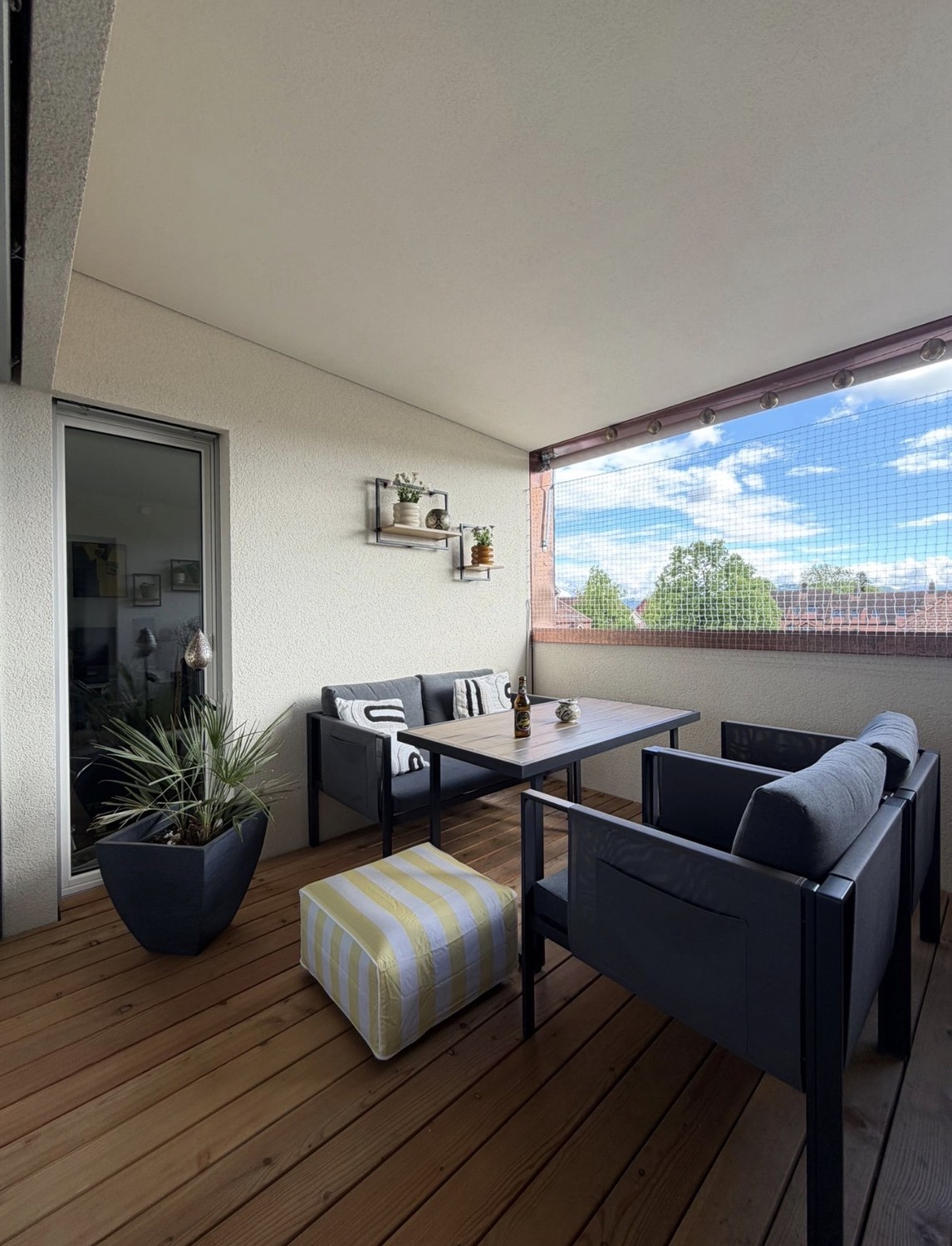 Appartement de 3 ½ pièces

Lumineux et chaleureux appartement mansardé de 3,5 pièces avec une belle loggia qui invite à la détente et au repos.

L'appartement dispose de :

* 🏠 Appartement mansardé avec un charme particulier
* 🌿 Loggia chaleureuse
* 🛋️ Espace de vie lumineux et spacieux
* 🛏️ 3,5
