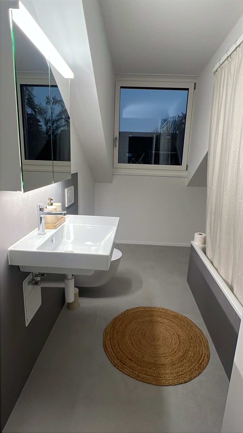 Appartement de 3 ½ pièces

Lumineux et chaleureux appartement mansardé de 3,5 pièces avec une belle loggia qui invite à la détente et au repos.

L'appartement dispose de :

* 🏠 Appartement mansardé avec un charme particulier
* 🌿 Loggia chaleureuse
* 🛋️ Espace de vie lumineux et spacieux
* 🛏️ 3,5