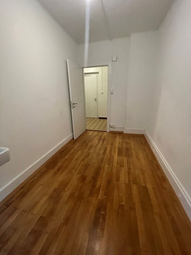 1 Zimmer Einzelzimmer

Unabhängiges Zimmer von 8 m2 bestehend aus: einem Zimmer mit Waschbecken. Dusche und WC befinden sich gemeinsam auf dem Flur.

Das Gebäude befindet sich im Untergeschoss, nahe aller Annehmlichkeiten, des öffentlichen Verkehrs, der Geschäfte und Schulen.

Verfügbarkeit nach Ver