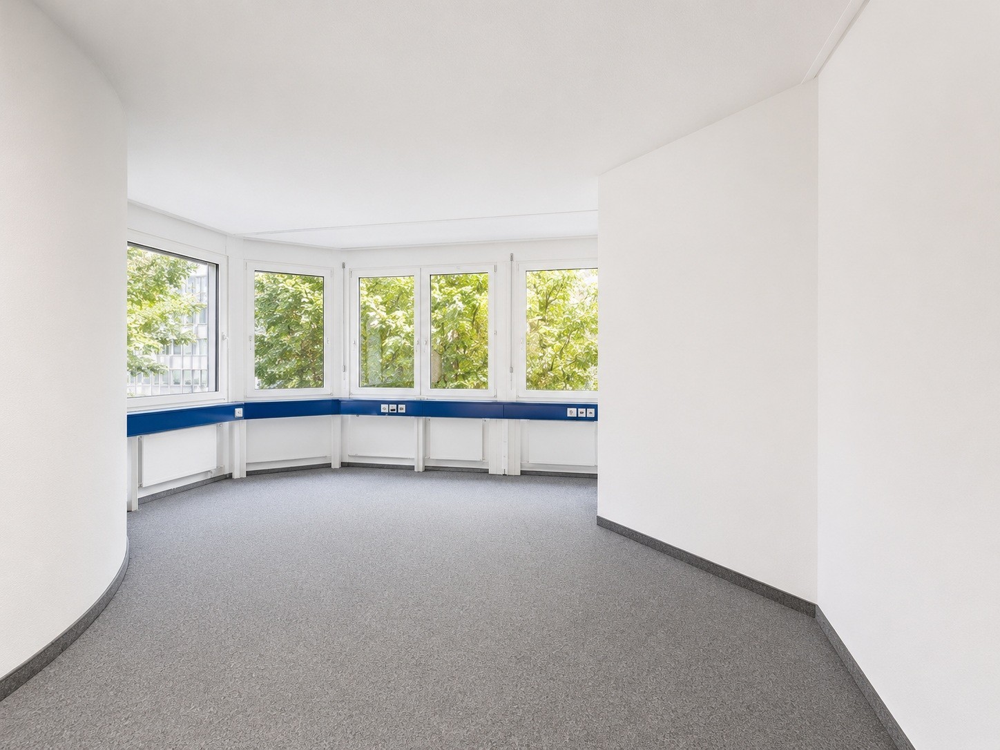 698m² office