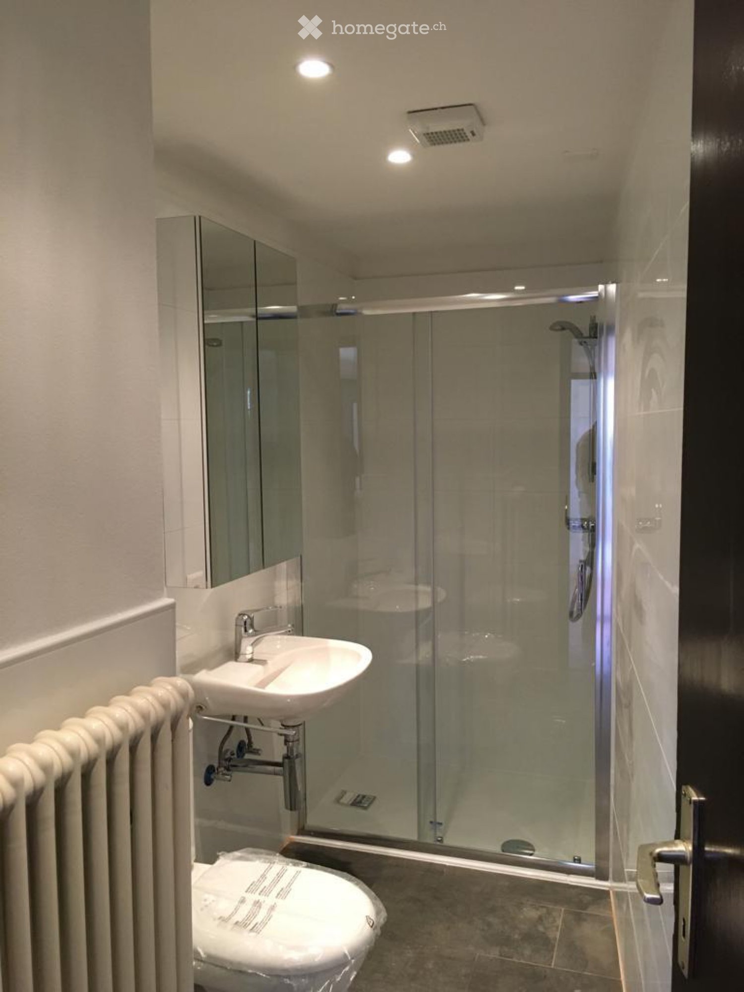 2-Zimmer-Wohnung

Zu vermieten in Paradiso im 2. Stock (kein Aufzug) in einem Haus aus dem 1700 eingerichtete Wohnung.

Öffentliche Verkehrsmittel in unmittelbarer Nähe.

Ab sofort frei.

Miete chf 1100.00 + chf 150.00 Nebenkosten.

Waschmaschine und Trockner zur Verfügung.

Ab sofort verfügbar.