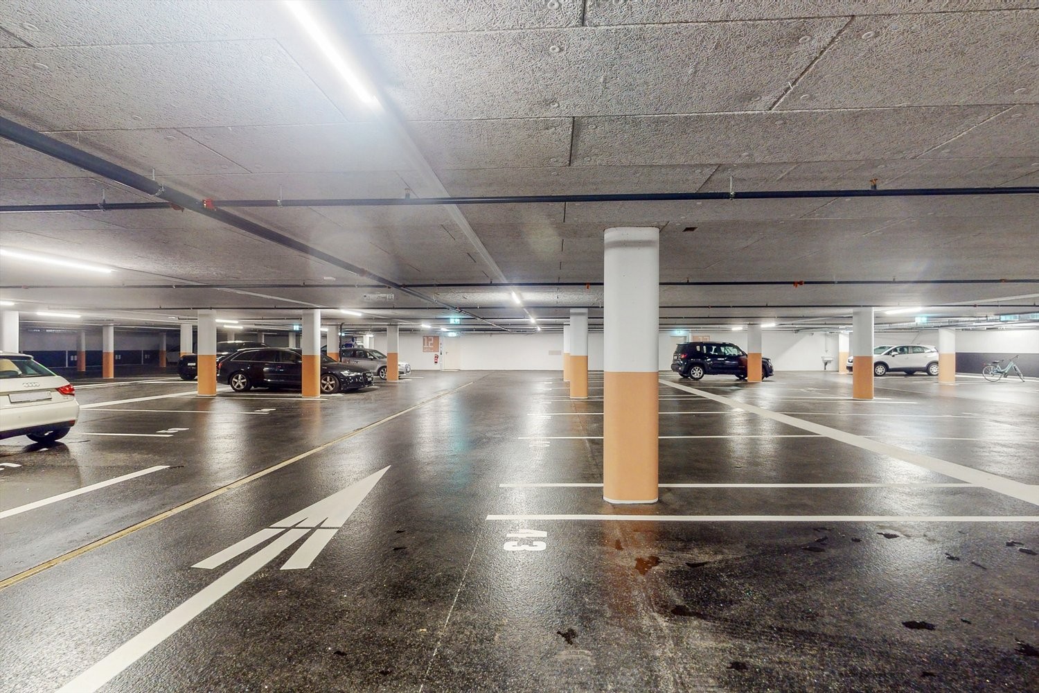 Überdachter Motorradparkplatz