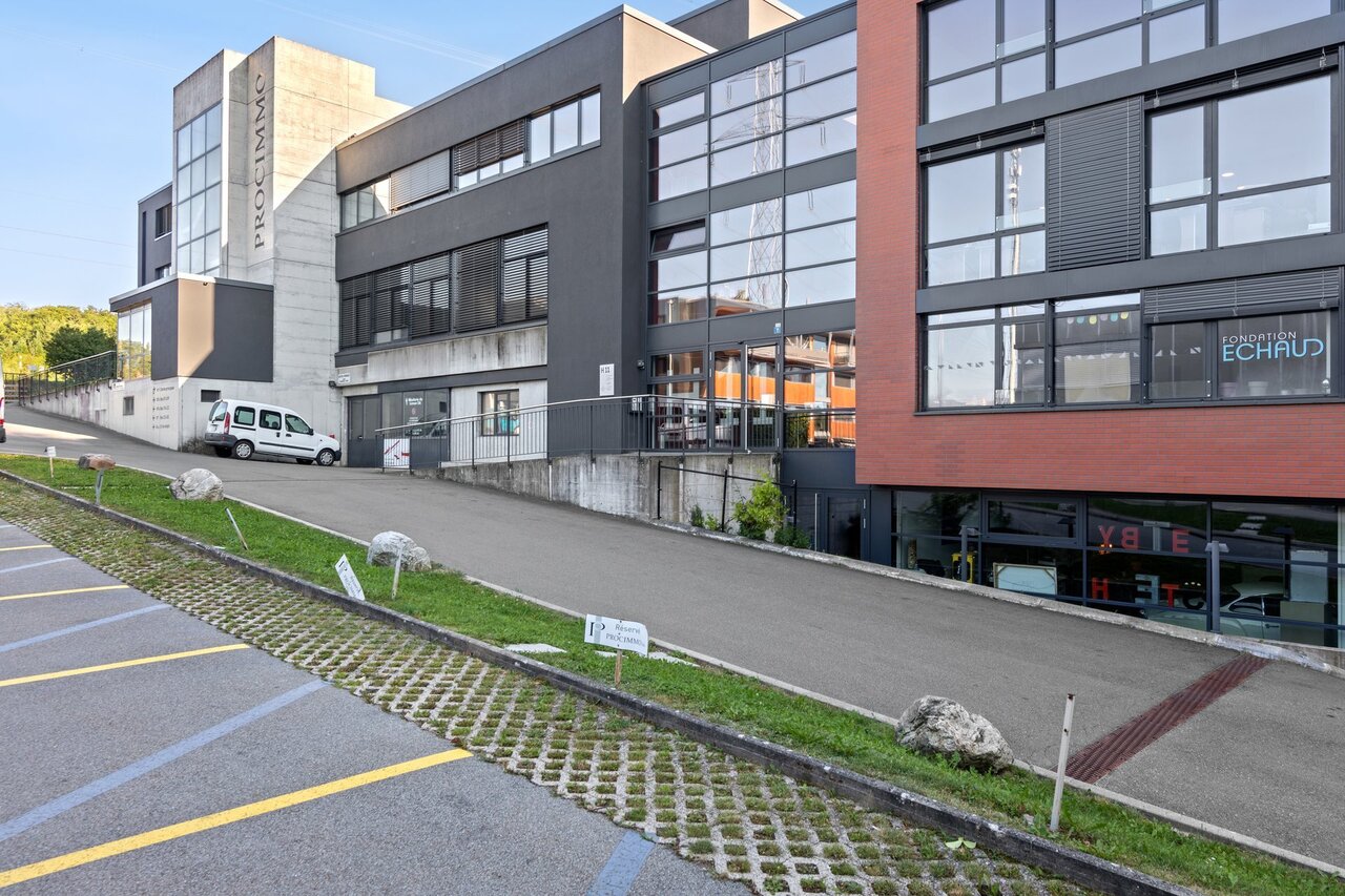 327m² commercial