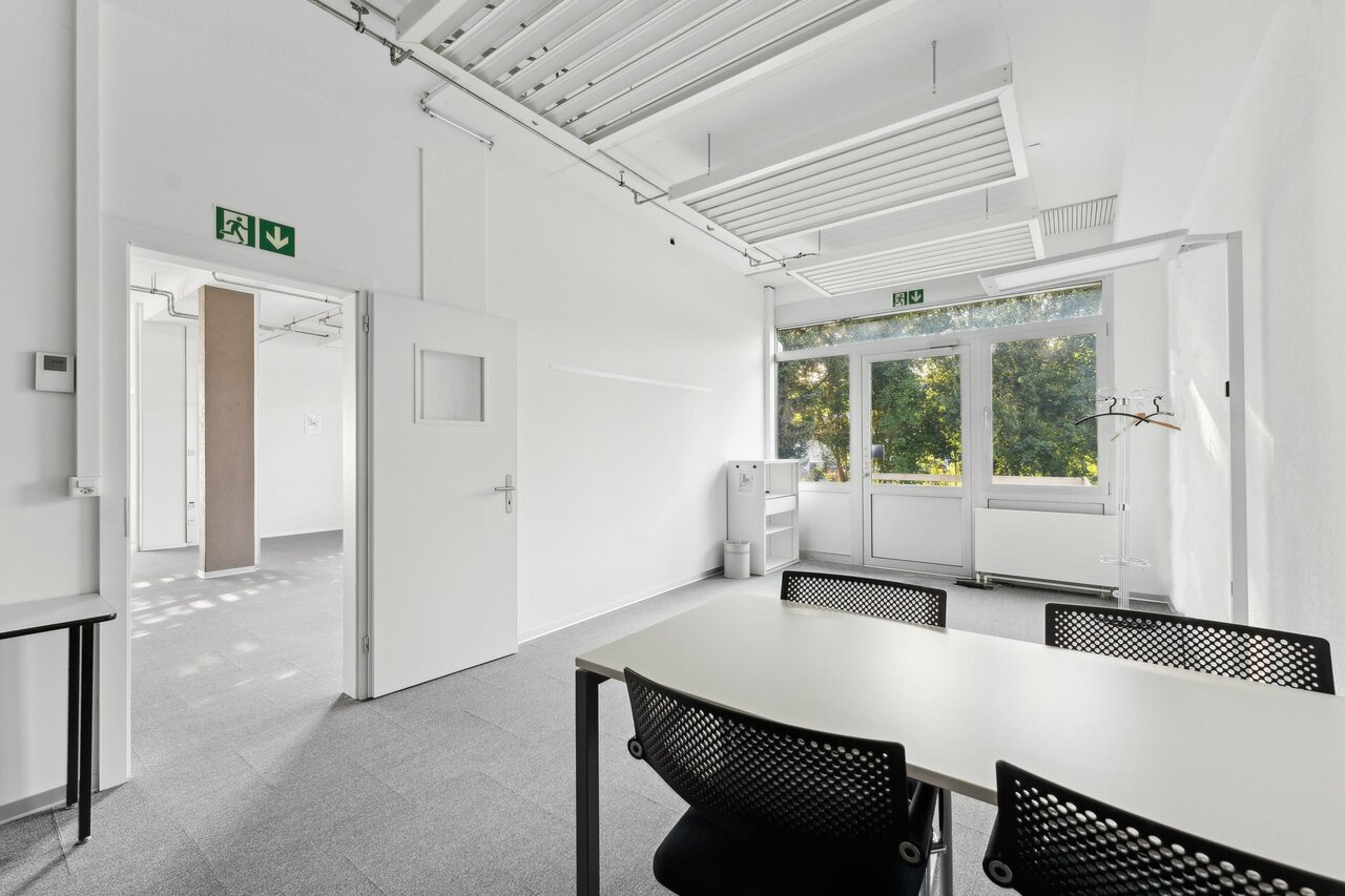 310m² office