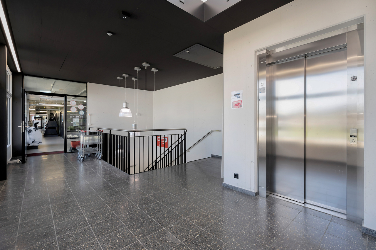 983m² office