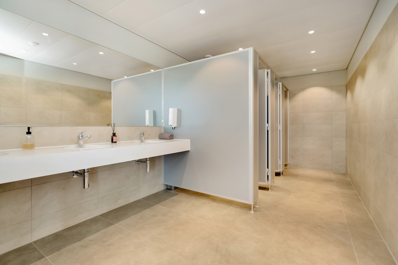 983m² office