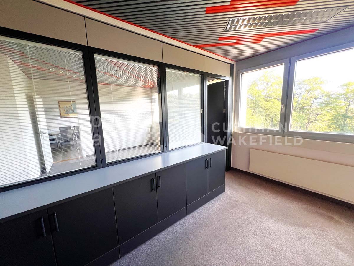 274m² office