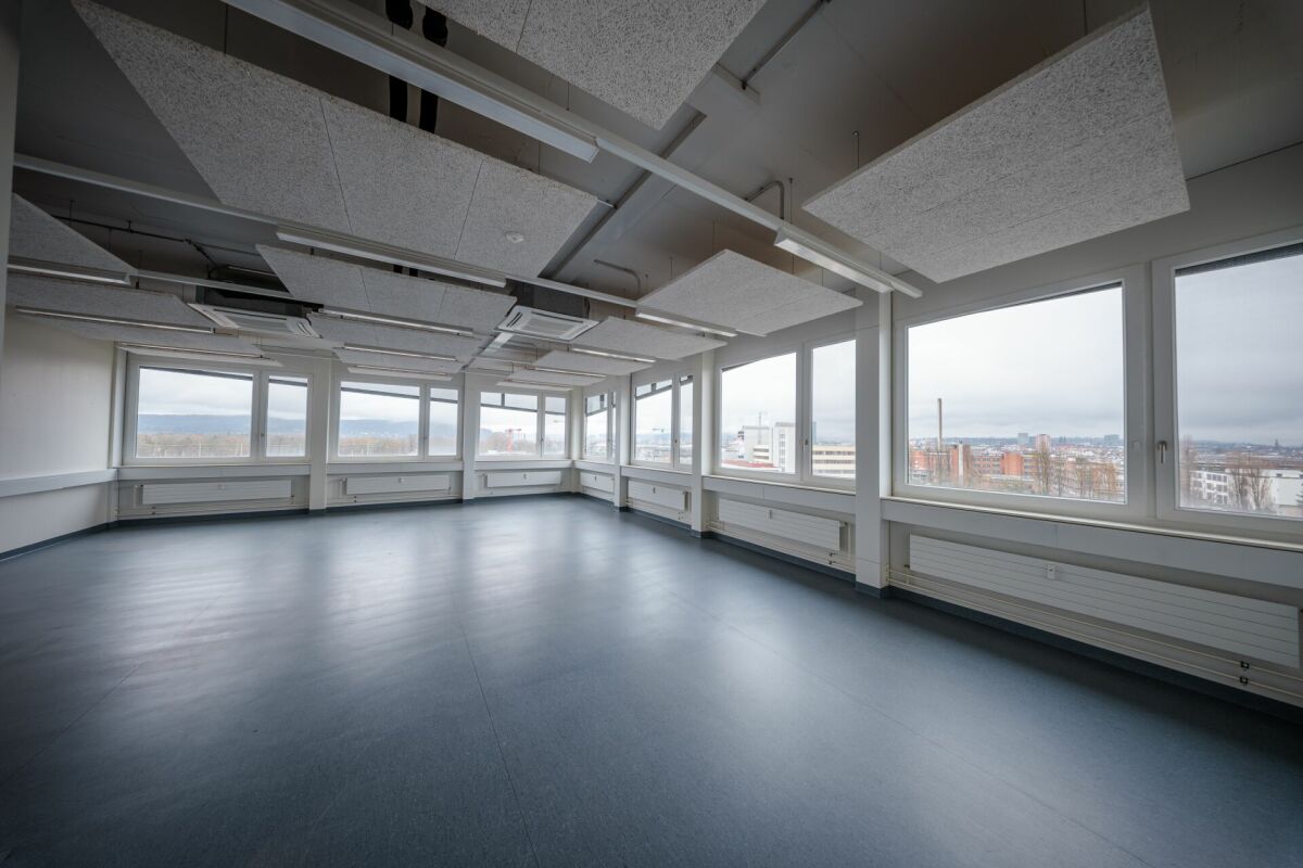 900m² office