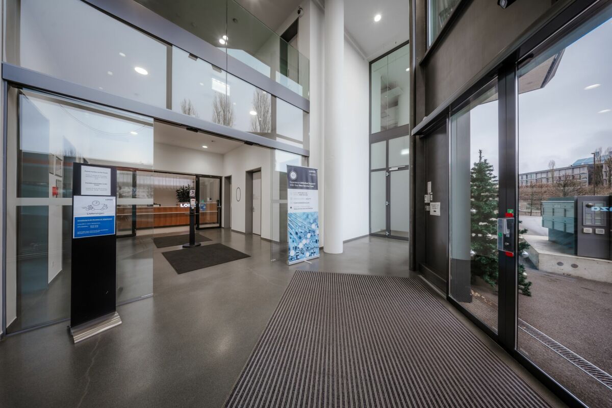 900m² office