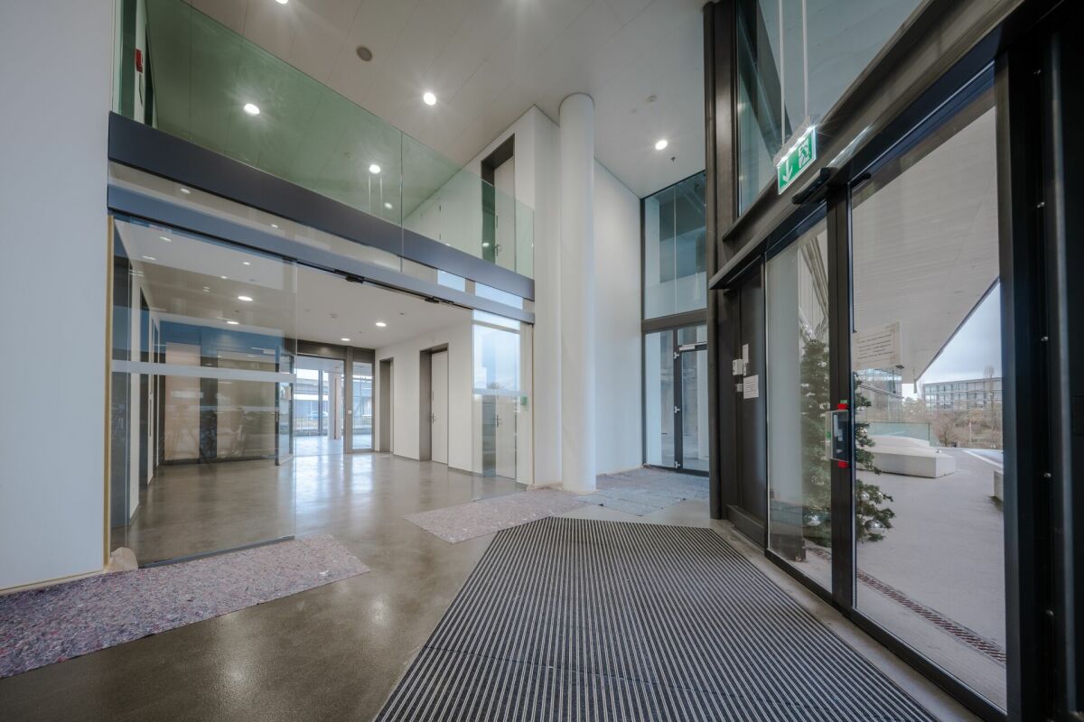 900m² office