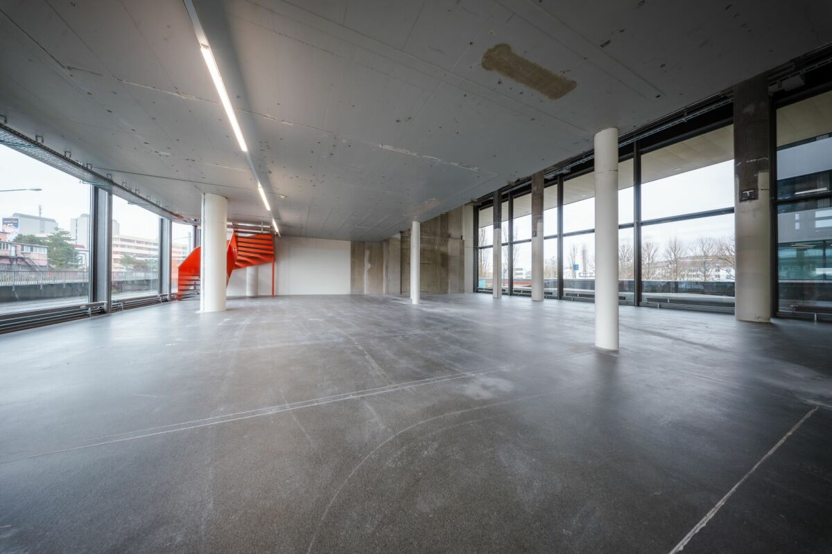 900m² office