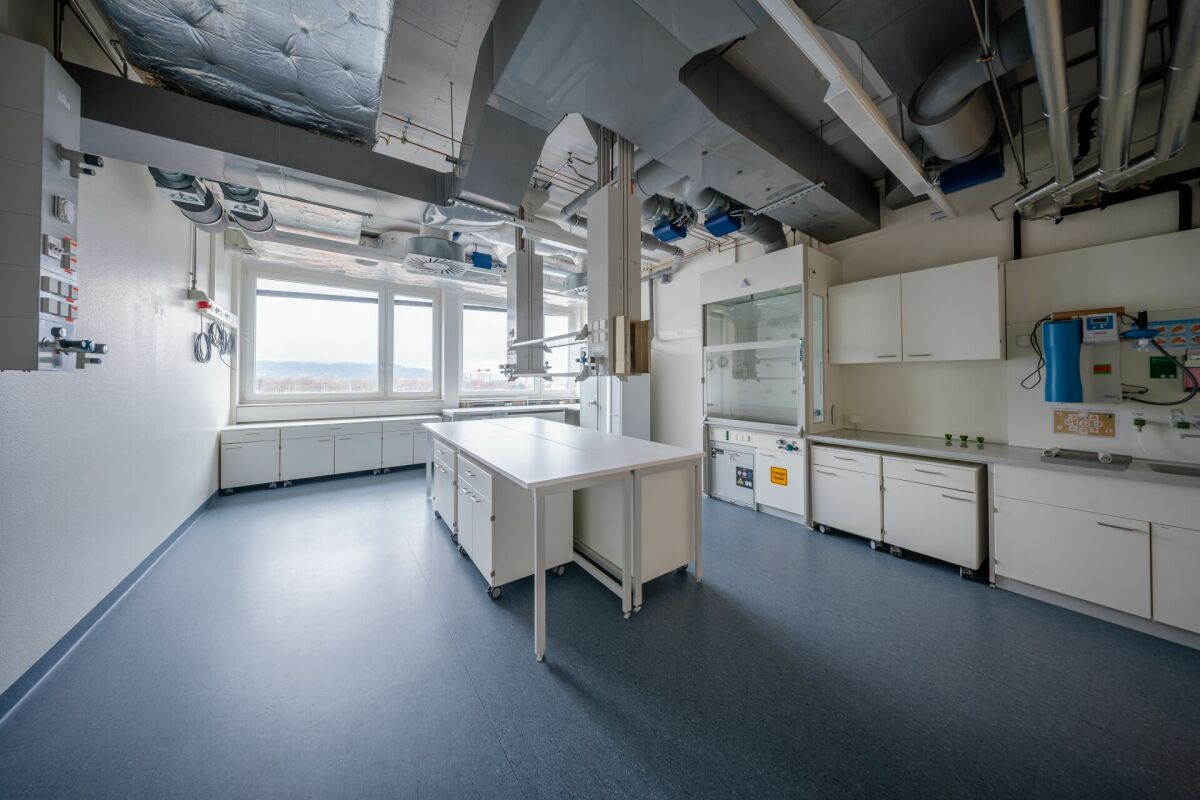 900m² office