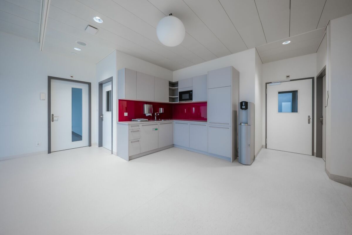 900m² office