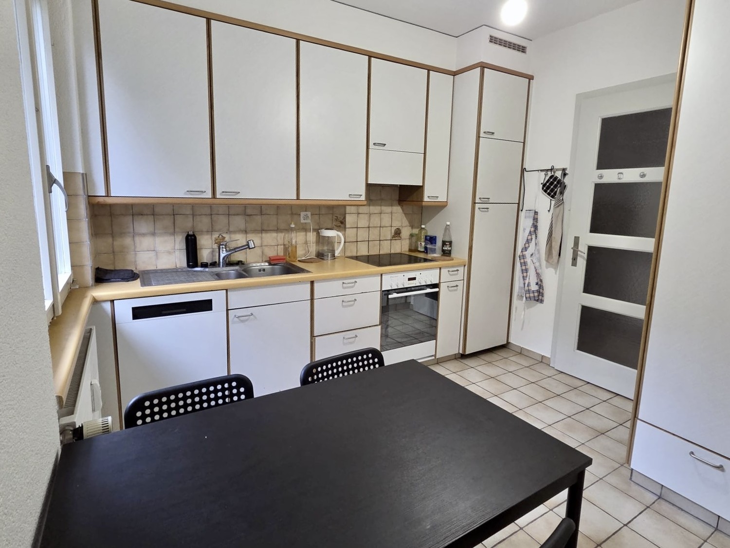 WG-Zimmer per 1. Oktober zu vermieten. Grosses, helles Zimmer in 4er WG (3 Mitbewohner) an zentraler Lage, nahe Enge und Sihlcity in einem ruhigen Wohnquartier.