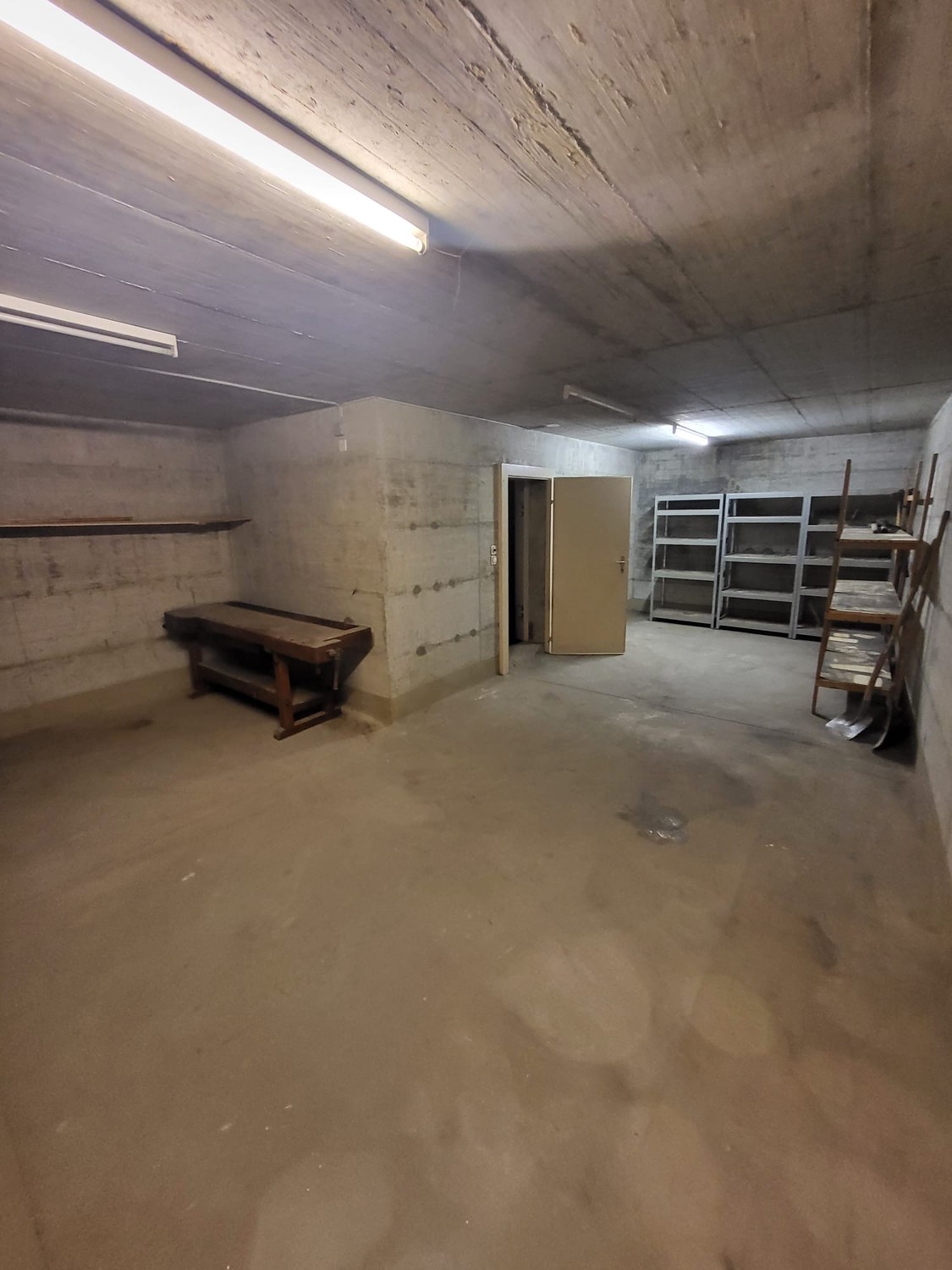 90m² commercial