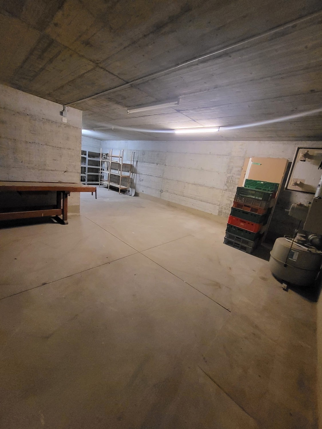 90m² commercial