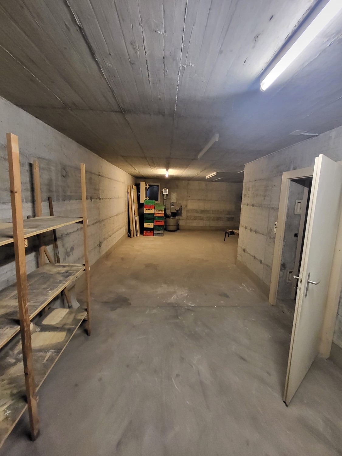 90m² commercial