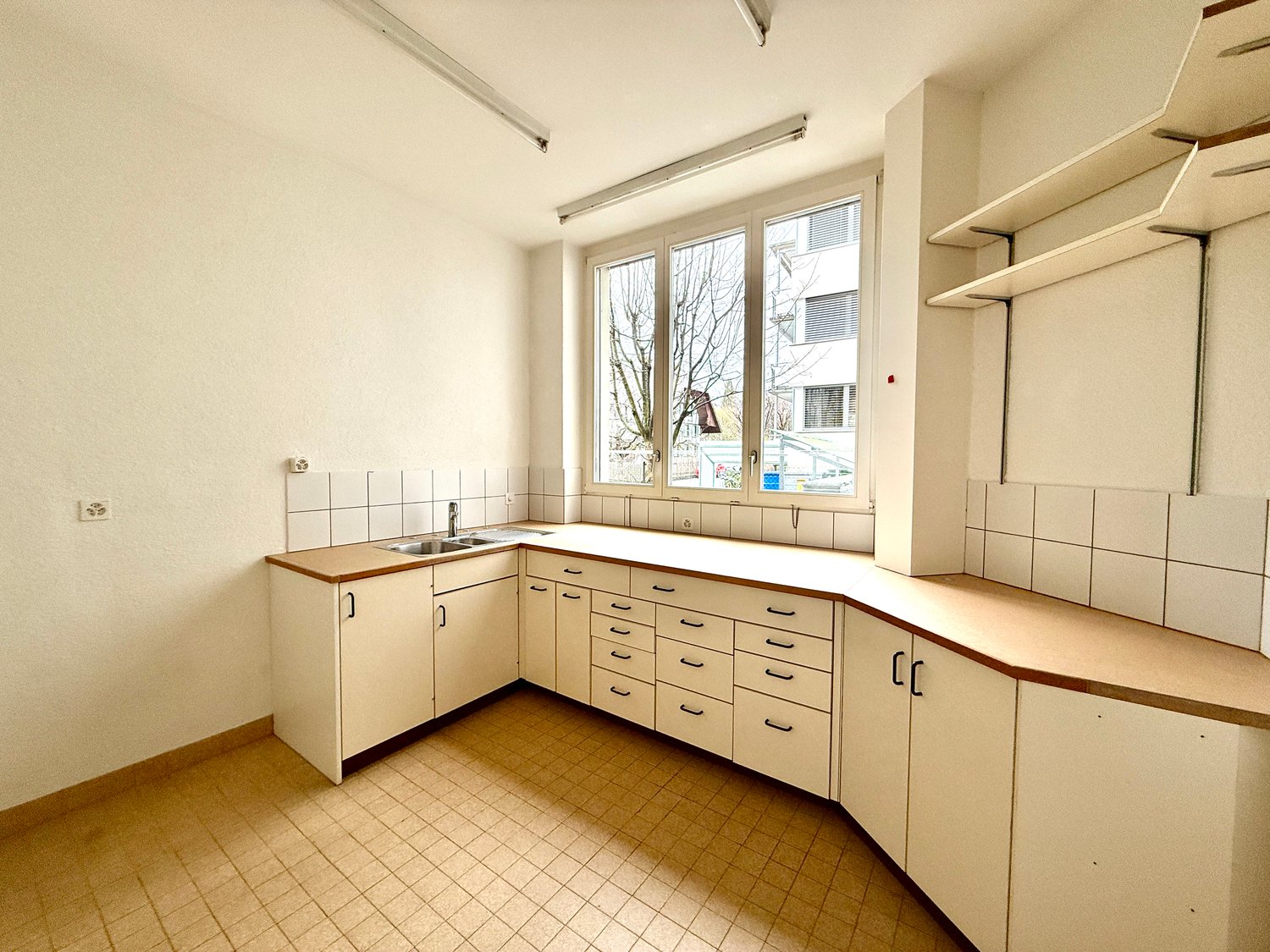 140m² shop