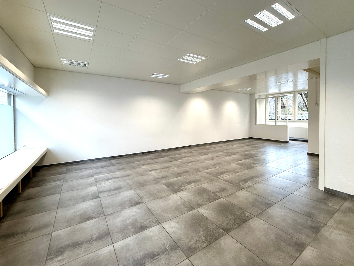 140m² shop