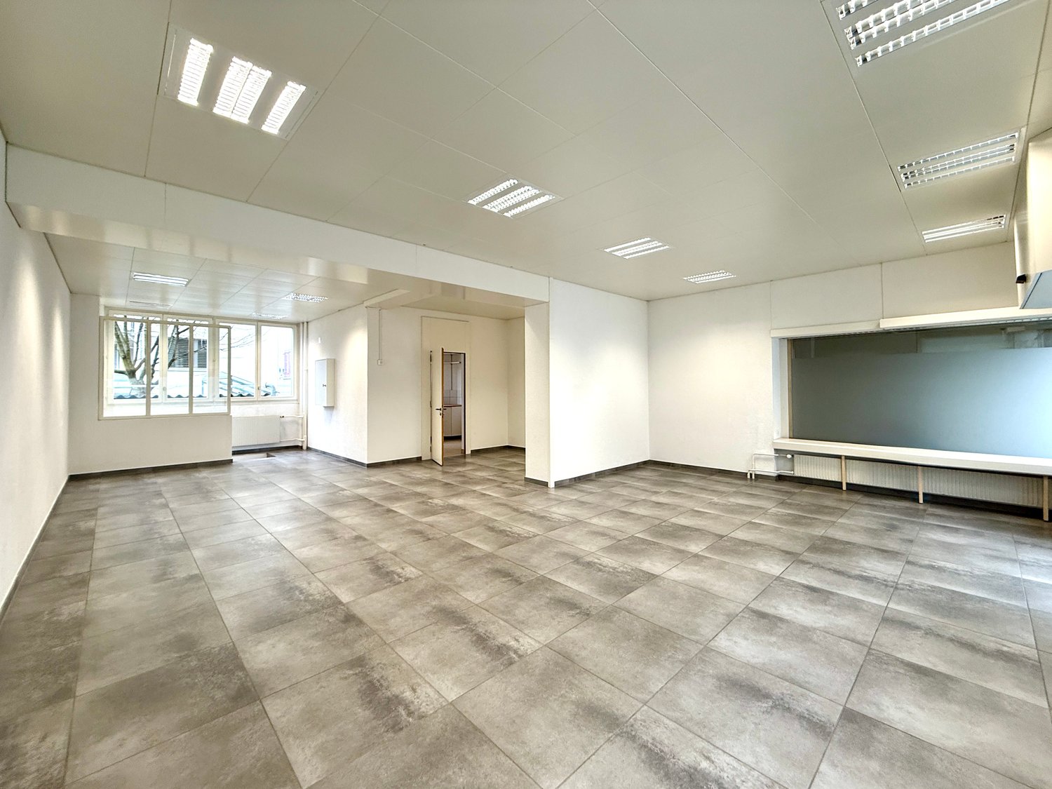 140m² shop
