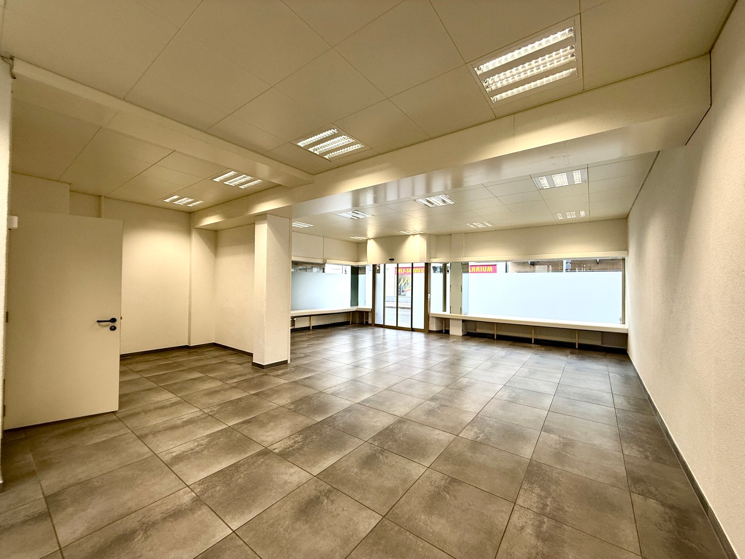 140m² shop