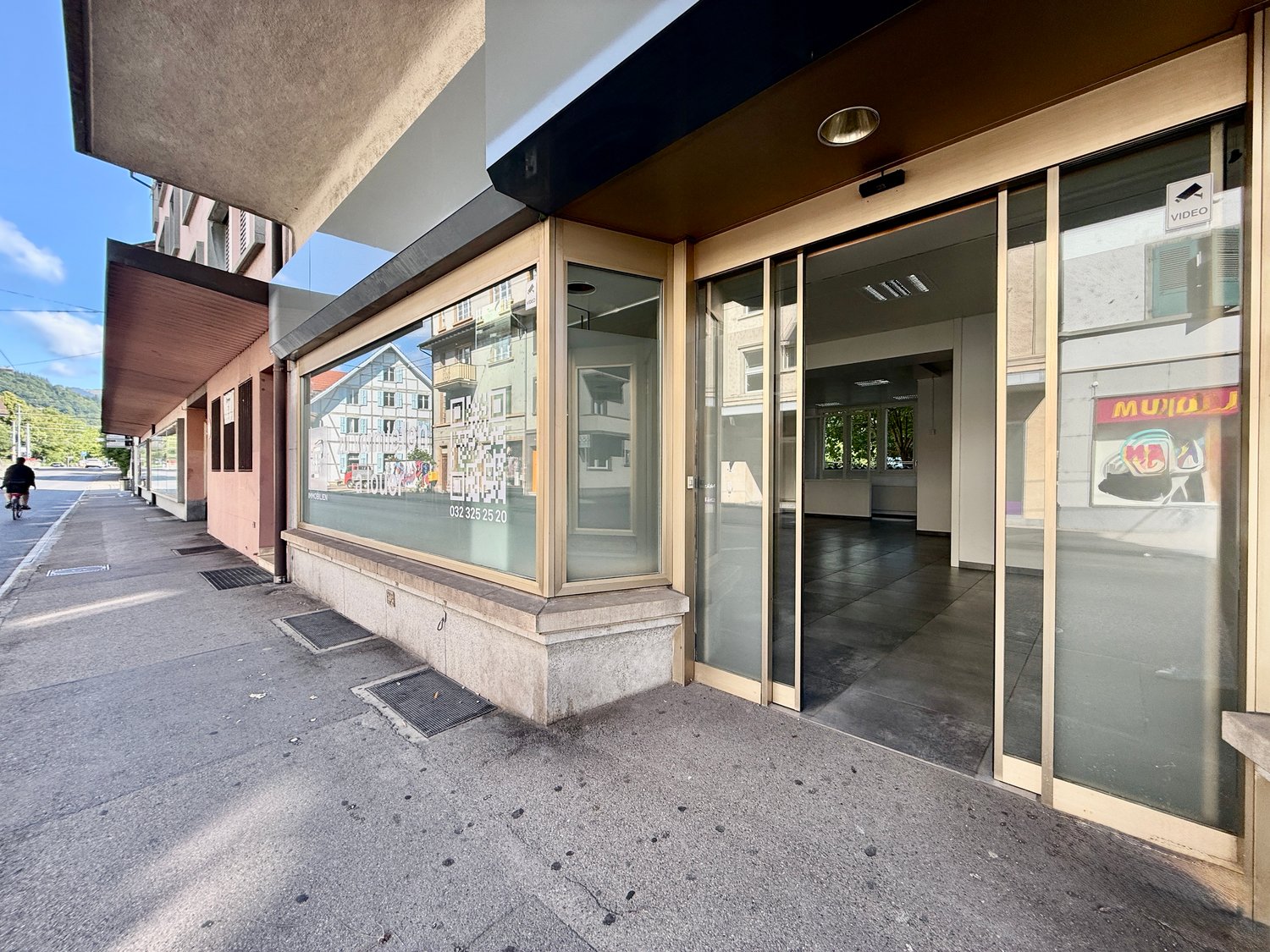 140m² shop