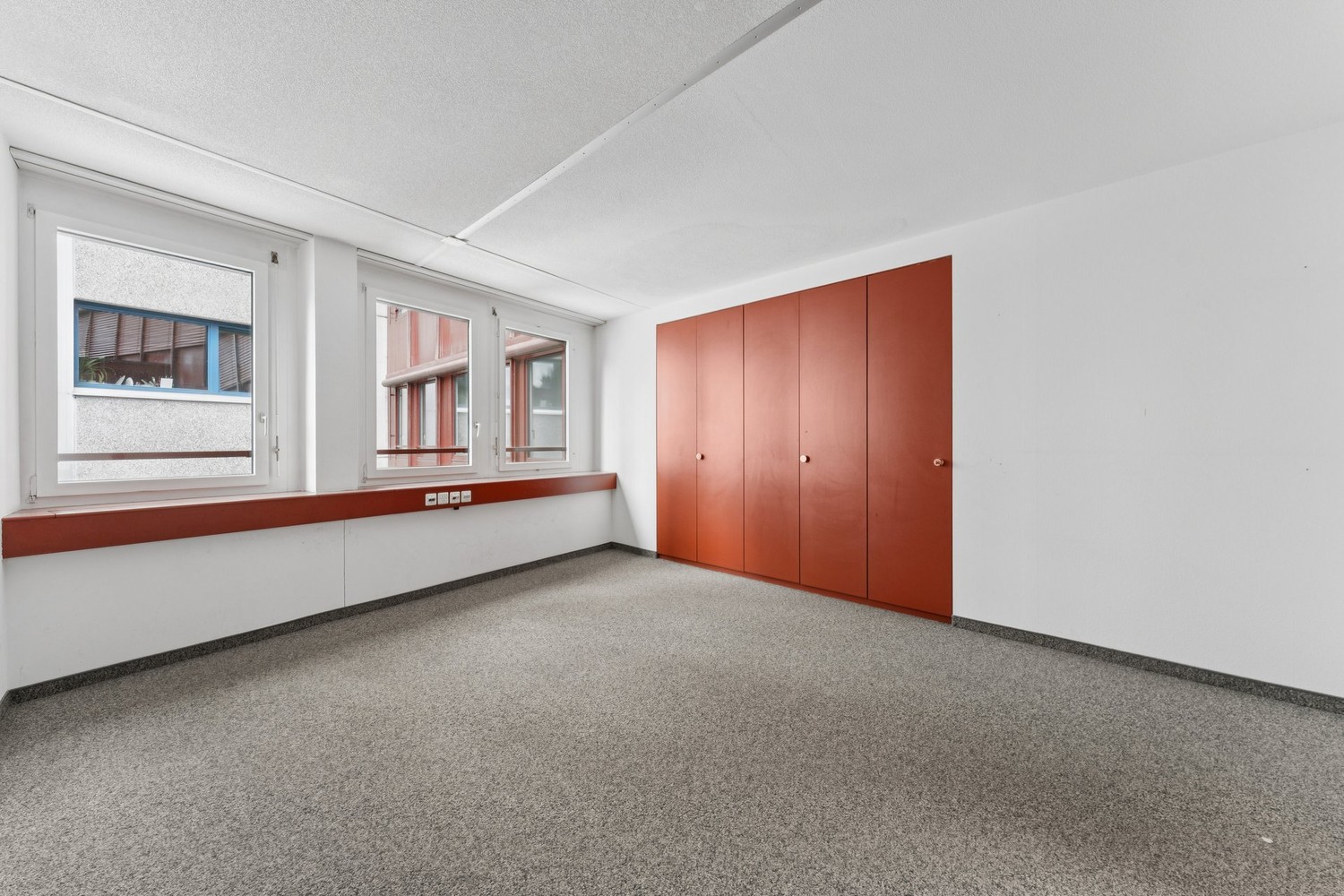 1025m² office