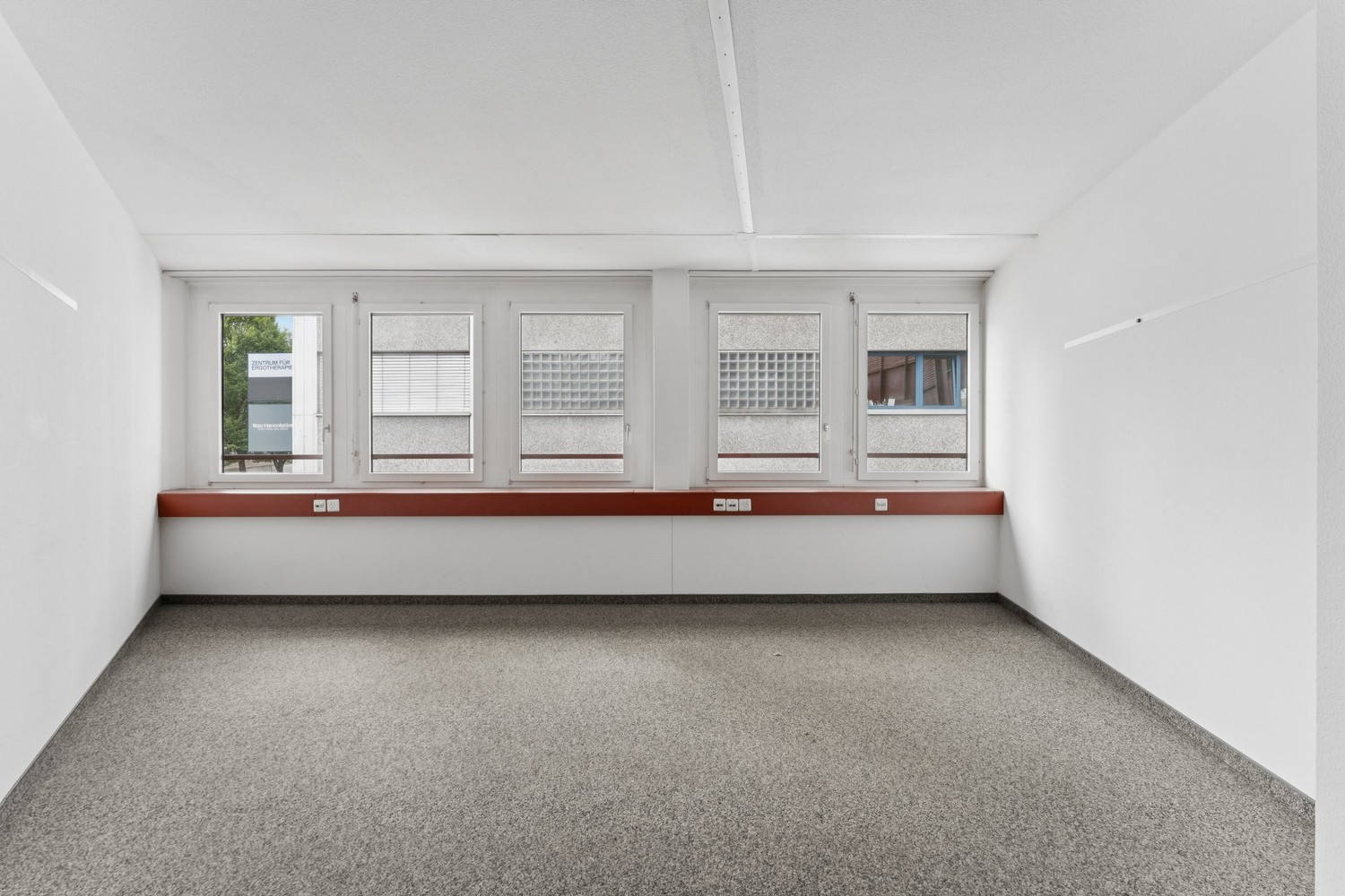 1025m² office