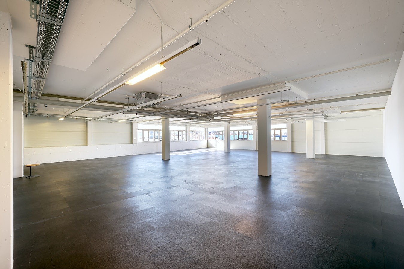 590m² commercial