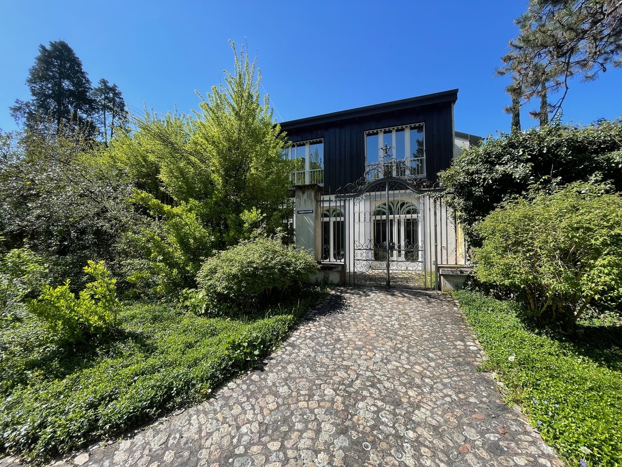 280m² office