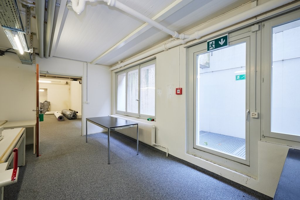 366m² storage room