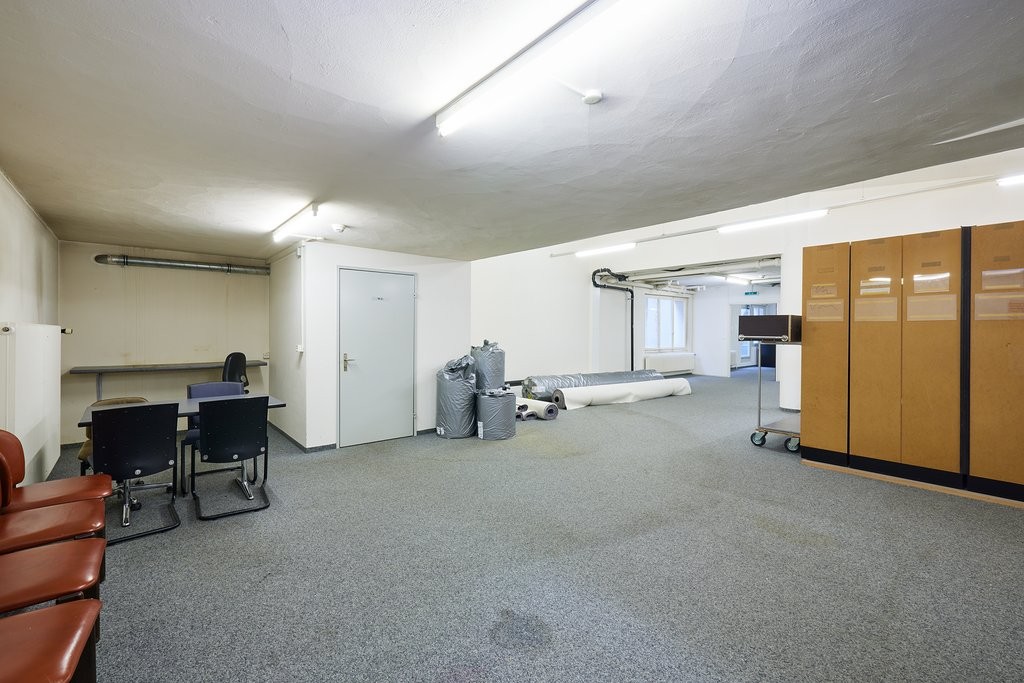 366m² storage room