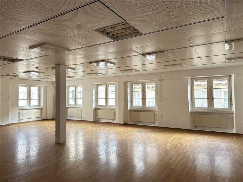 258m² office