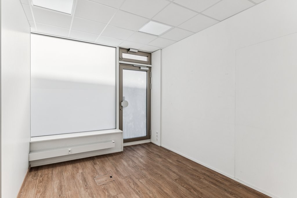 73m² shop