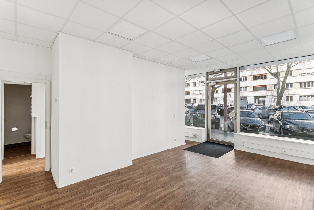 73m² shop