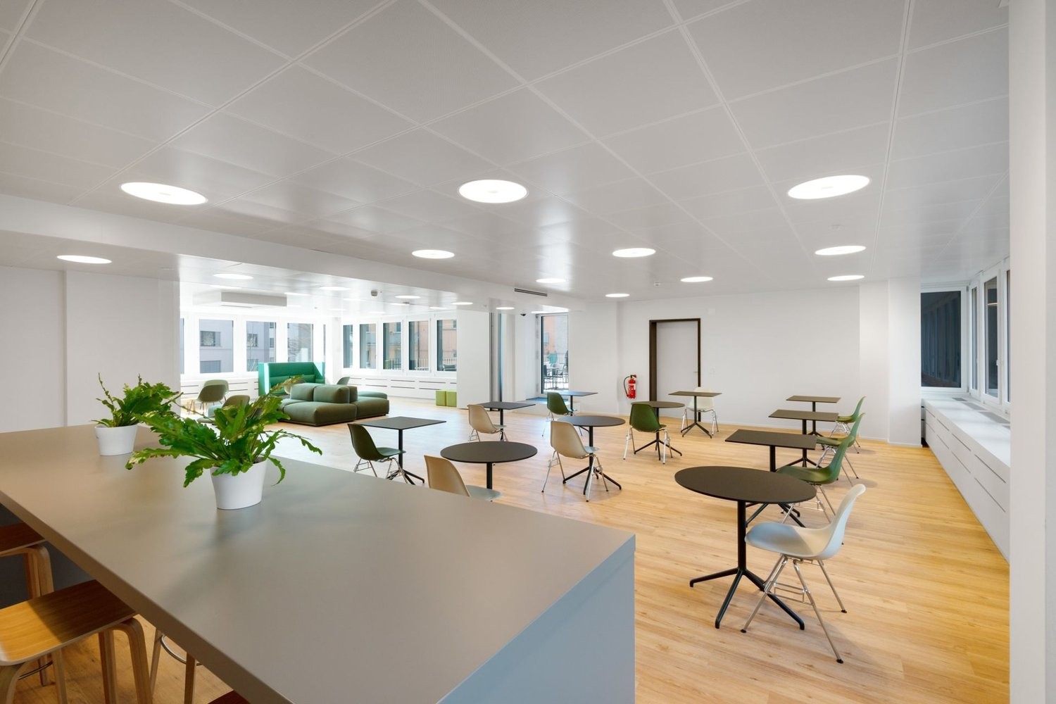 364m² office