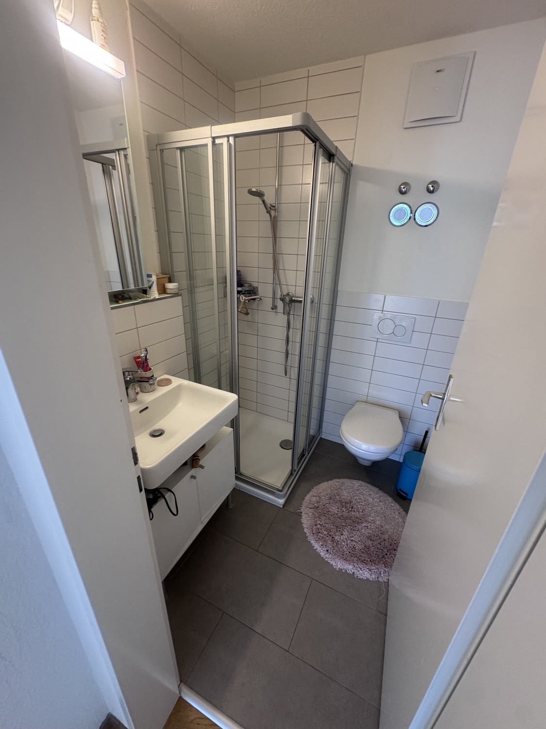 Chambre dans une colocation

Chambre avec salle de bain privée et balcon, plus un studio de 25 m² un étage au-dessus. 
Que vous fassiez de la musique, de la peinture, de la couture ou que vous travailliez sur d'autres projets créatifs : le studio dispose de l'électricité, de la lumière naturelle et 