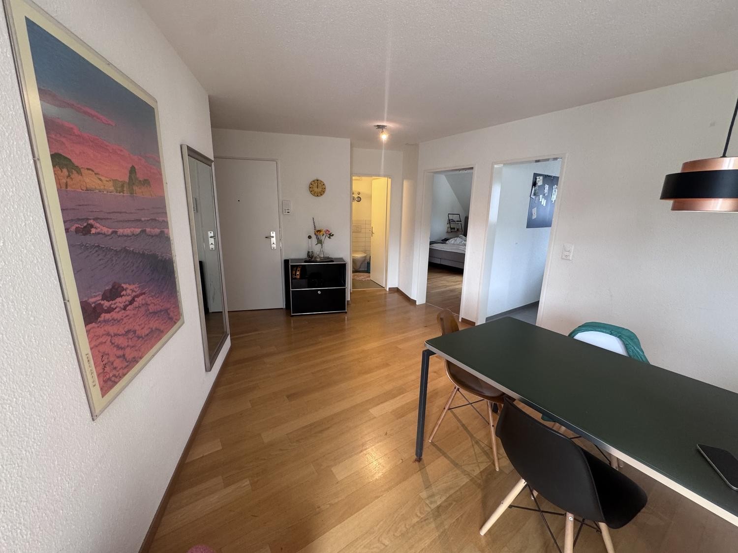 Chambre dans une colocation

Chambre avec salle de bain privée et balcon, plus un studio de 25 m² un étage au-dessus. 
Que vous fassiez de la musique, de la peinture, de la couture ou que vous travailliez sur d'autres projets créatifs : le studio dispose de l'électricité, de la lumière naturelle et 