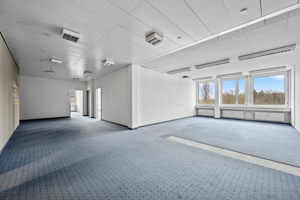 635m² office