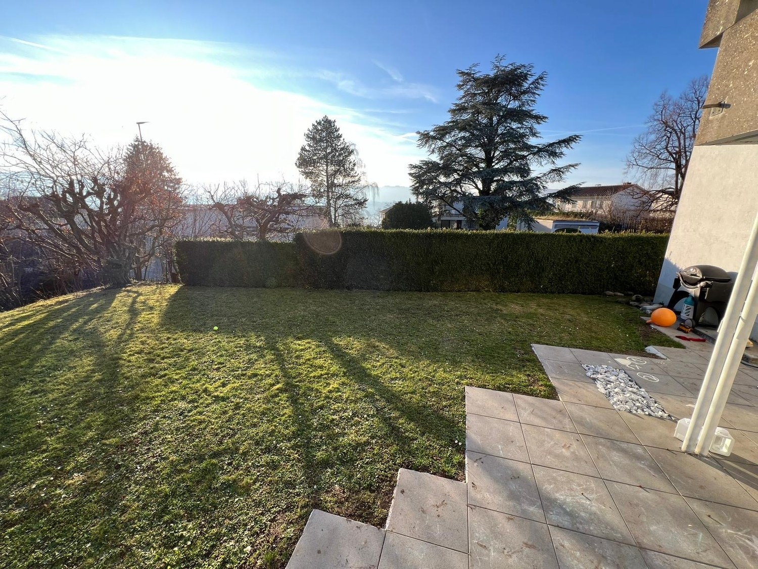 Appartamento di 4 ½ locali","description":"Godetevi l'esclusività di Küsnacht, la zona di prestigio di Zurigo! Il nostro appartamento ristrutturato nel 2024 offre una parziale splendida vista sul Lago di Zurigo e sulle Alpi, con vista sul giardino. 3 camere da letto, 1 studio. Completamente attrezza