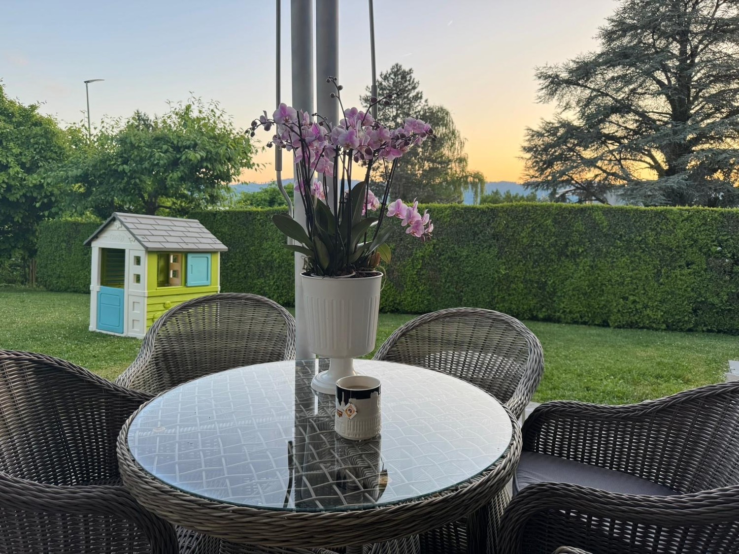 Appartamento di 4 ½ locali","description":"Godetevi l'esclusività di Küsnacht, la zona di prestigio di Zurigo! Il nostro appartamento ristrutturato nel 2024 offre una parziale splendida vista sul Lago di Zurigo e sulle Alpi, con vista sul giardino. 3 camere da letto, 1 studio. Completamente attrezza