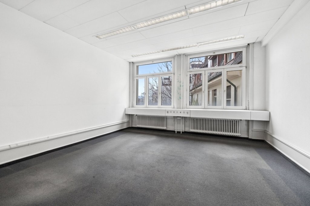 371m² office