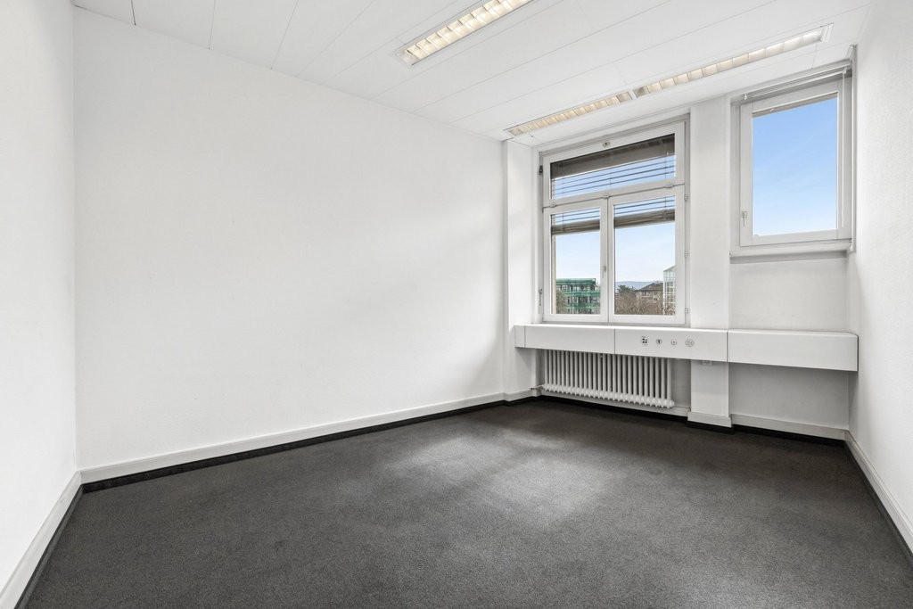 371m² office