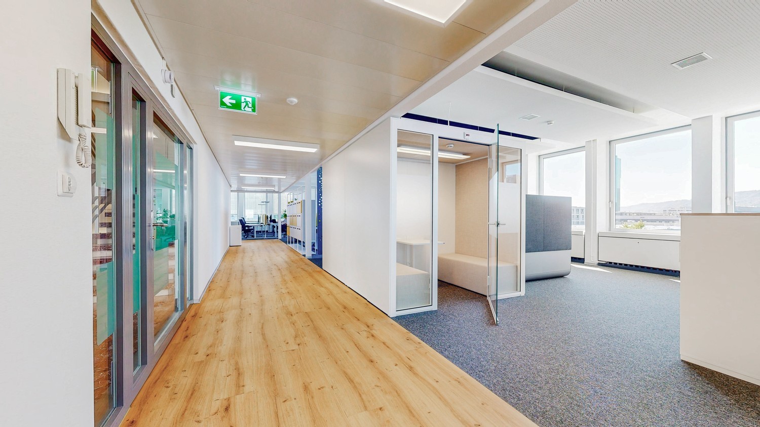 1070m² office