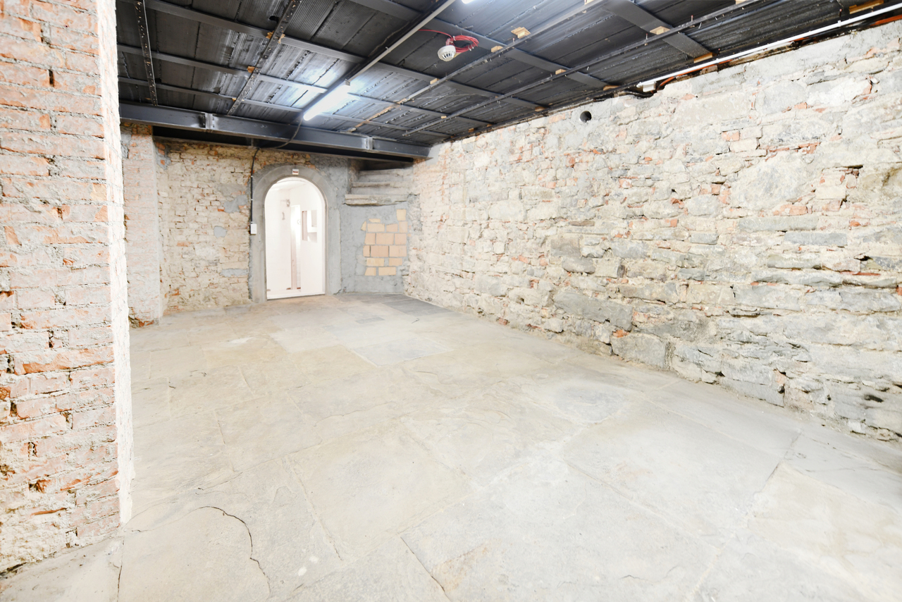 258m² office