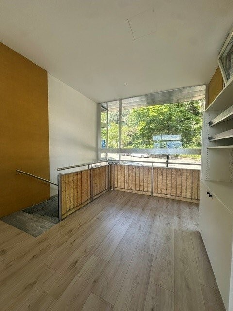 65m² shop