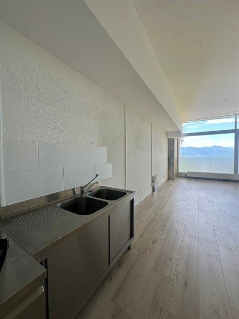 65m² shop