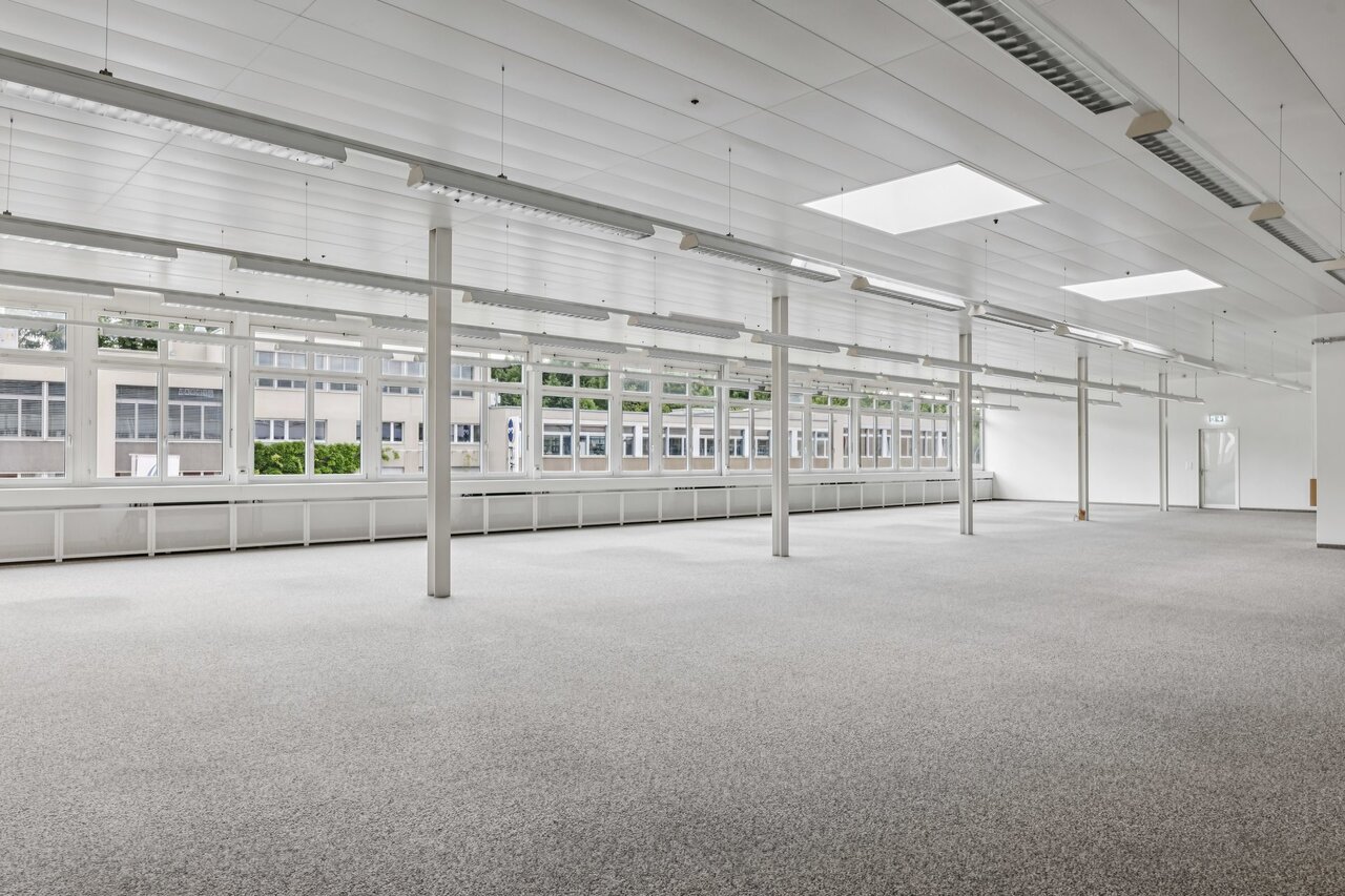331m² office
