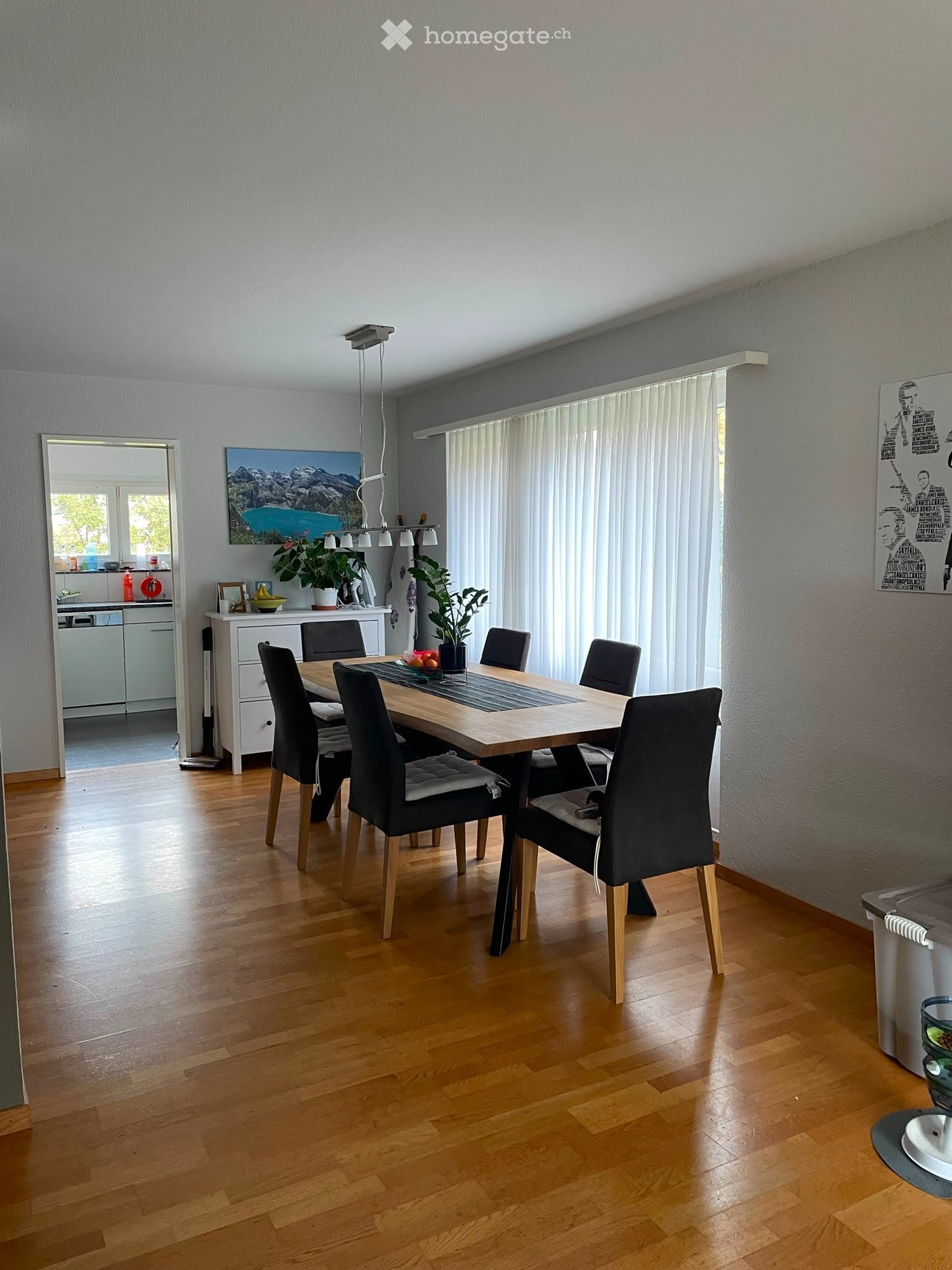 Maison individuelle de 8 ½ pièces

Êtes-vous à la recherche d'un foyer spacieux dans un cadre familial ? Alors cette maison individuelle, entretenue avec soin, pourrait être exactement ce qu'il vous faut.   
  
La maison individuelle de 8.5 pièces offre, sur une surface habitable de 192 m² répartie 