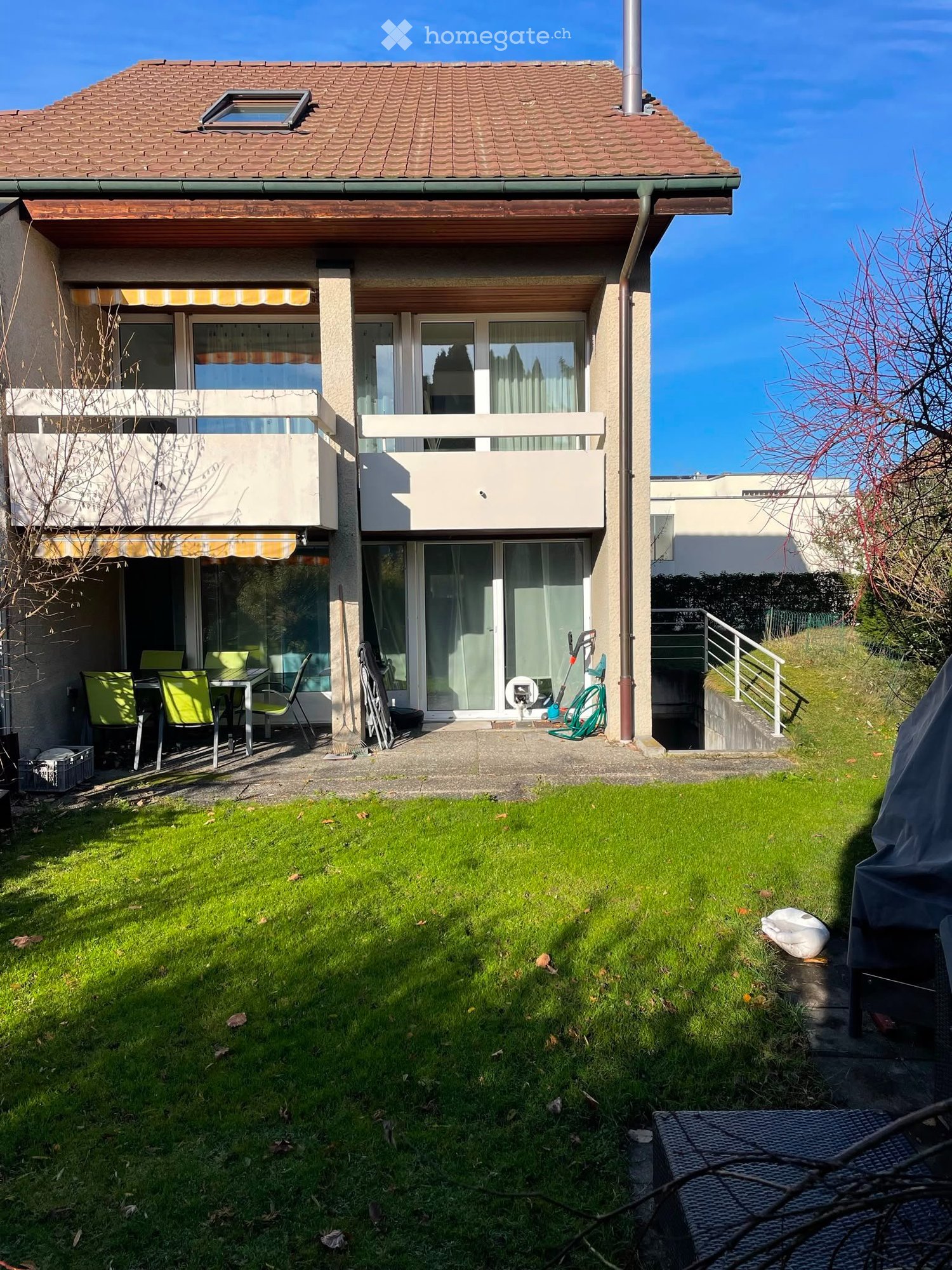 Maison individuelle de 8 ½ pièces

Êtes-vous à la recherche d'un foyer spacieux dans un cadre familial ? Alors cette maison individuelle, entretenue avec soin, pourrait être exactement ce qu'il vous faut.   
  
La maison individuelle de 8.5 pièces offre, sur une surface habitable de 192 m² répartie 